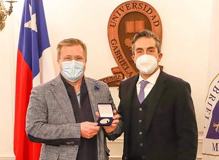 Universidad Gabriela Mistral entregó medalla