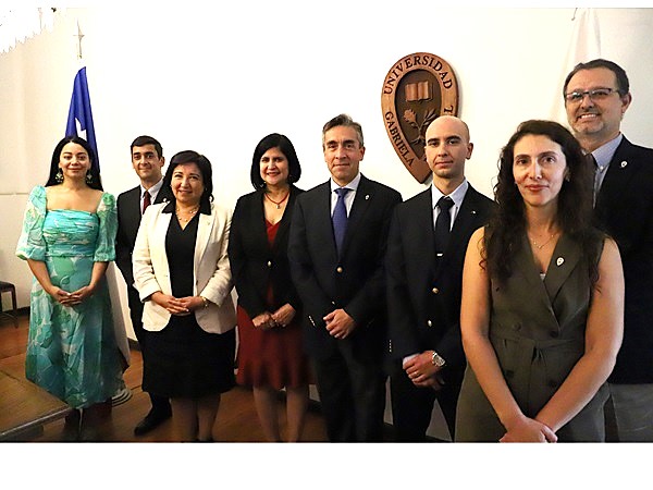 Embajadora de Argelia en Chile visitó UGM y expuso ante nuevos estudiantes de Derecho
