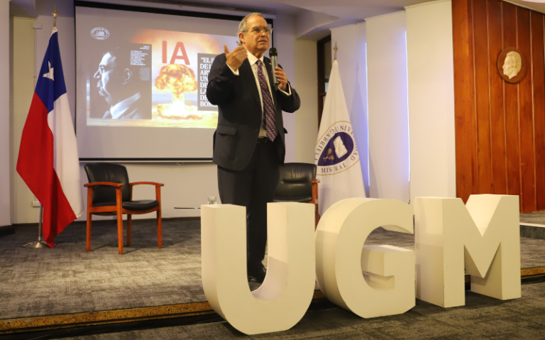 Senador Kenneth Pugh plantea “confianza digital” como desafío de ciberseguridad en charla en la Universidad Gabriela Mistral