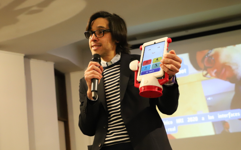 Escuela de Diseño y Artes Digitales UGM participó en charla sobre Sima Robot, pionero en robótica social en Chile