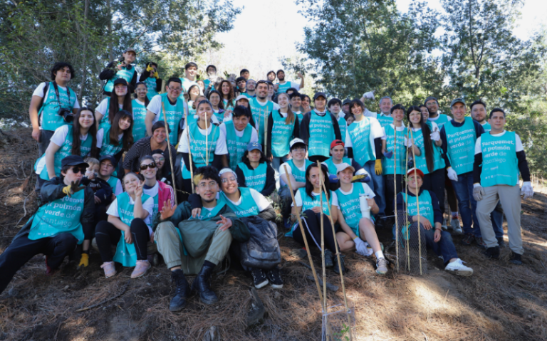 UGM participa en especial voluntariado de reforestación en el Parque Metropolitano de Santiago