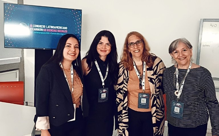 UGM presenta aprendizajes del acompañamiento con tutores pares en Congreso de Ciencias Sociales en Argentina