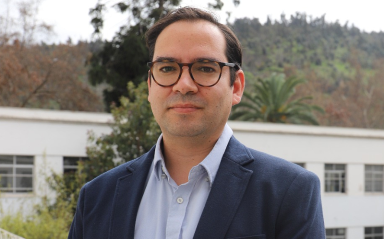 Académico de la Escuela de Humanidades UGM expone en prestigioso workshop internacional sobre guerra y literatura