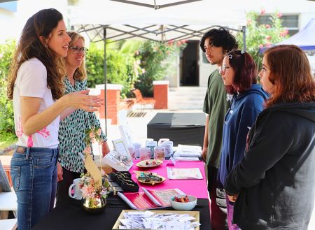 Feria de Vinculación con el Medio reúne a comunidad UGM y colaboradores estratégicos