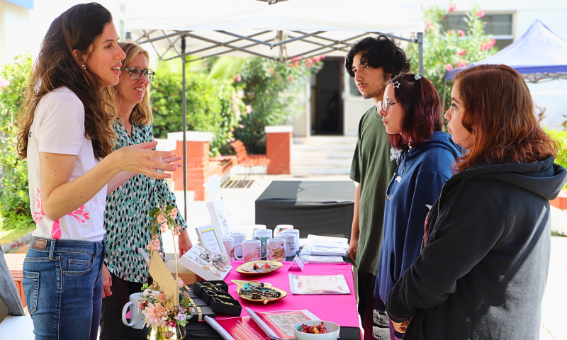 Feria de Vinculación con el Medio reúne a comunidad UGM y colaboradores estratégicos