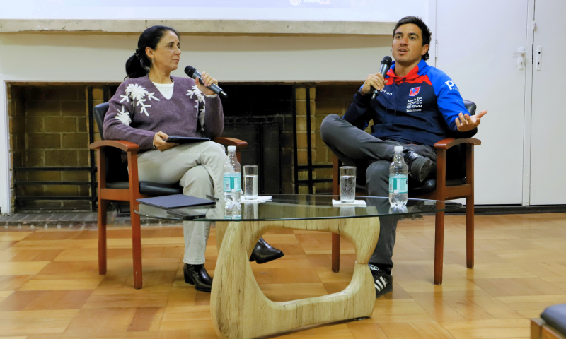 Marcelo Torrealba en la UGM: el rugbista chileno participó en conversatorio sobre psicología del deporte