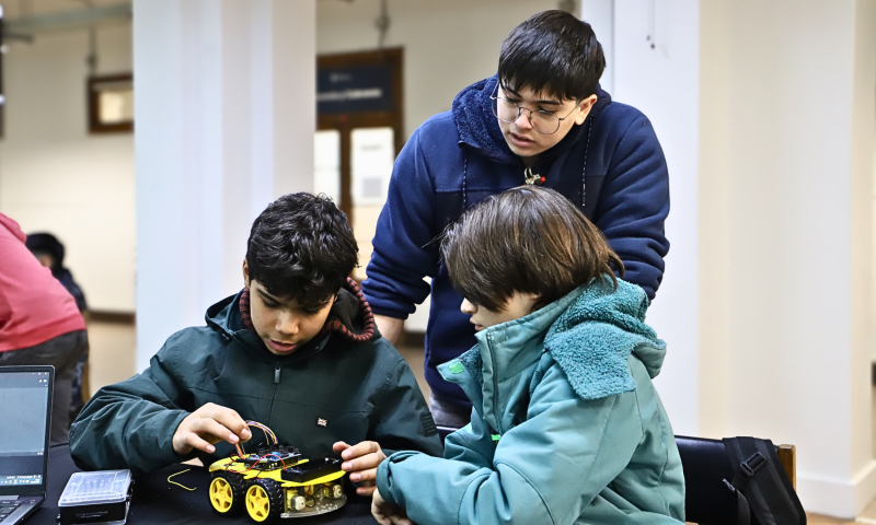 Estudiantes del Colegio Virtual Betel ponen a prueba sus habilidades en taller de robótica en la UGM