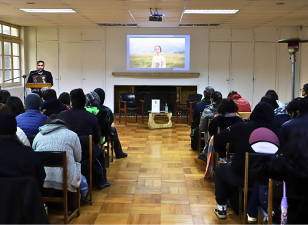 Estudiantes de Diseño UGM exploraron el cruce entre IA y arte junto a Víctor Cerda, Creative Partner de Runway