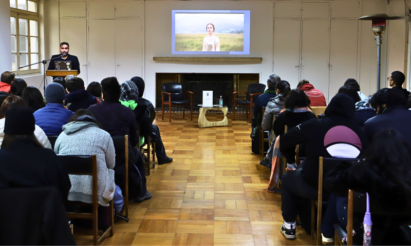 Estudiantes de Diseño UGM exploraron el cruce entre IA y arte junto a Víctor Cerda, Creative Partner de Runway