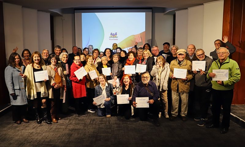 Estudiantes de más de 80 años se graduaron de la primera Escuela Plateada de la Universidad Gabriela Mistral