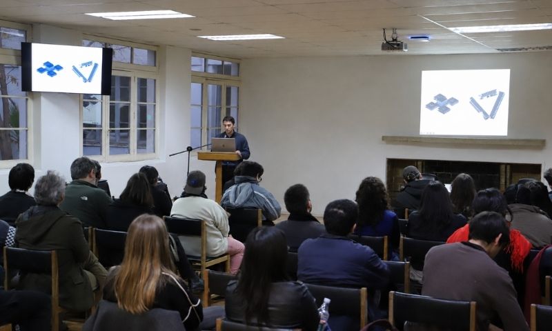 Arquitecto Nicolás Urzúa expuso sobre el uso de la madera industrializada como material constructivo en su charla “De la pieza al total”